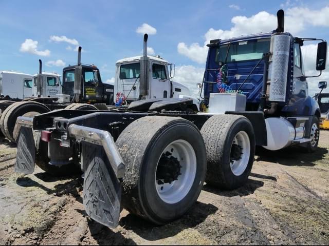 Image of International ProStar Plus 122 equipment image 2