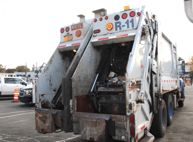 Image of International Workstar 7400 equipment image 2