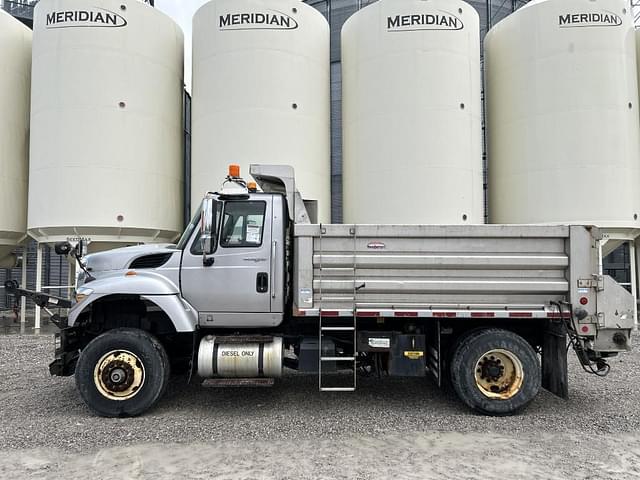 Image of International Workstar 7400 equipment image 2