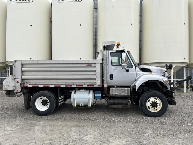 Image of International Workstar 7400 equipment image 3