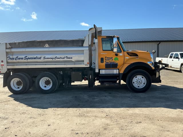 Image of International Workstar 7400 equipment image 1