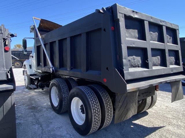 Image of International Workstar 7400 equipment image 1