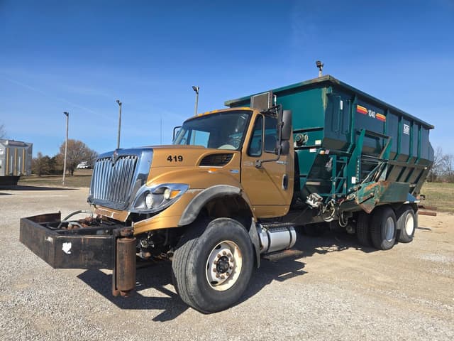 Image of International Workstar 7400 equipment image 2