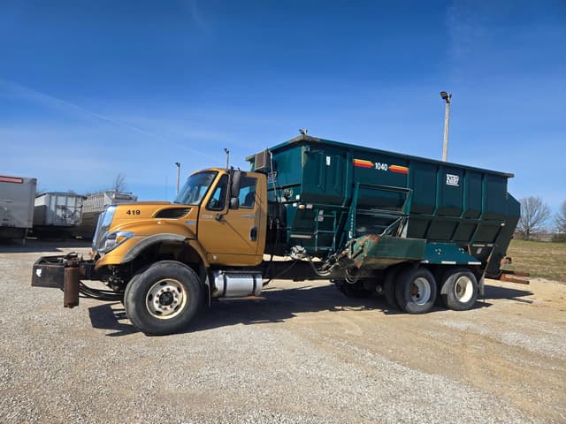 Image of International Workstar 7400 equipment image 4