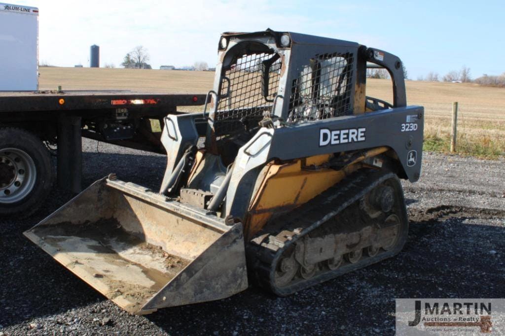 2013 John Deere 323D Equipment Image0