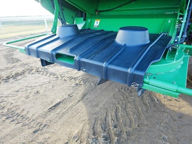 Image of John Deere S670 equipment image 4