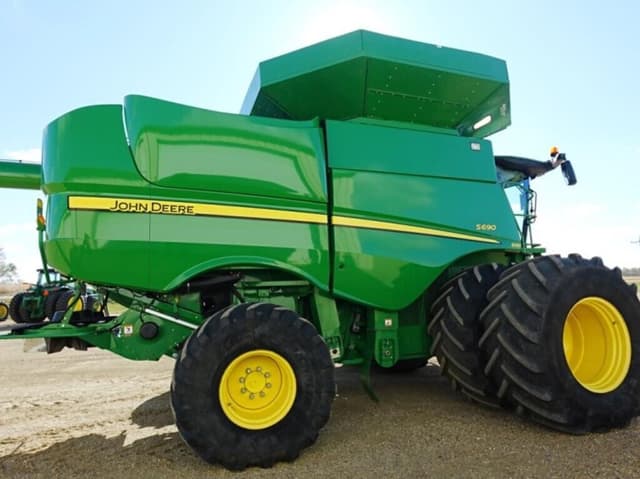 Image of John Deere S690 equipment image 3