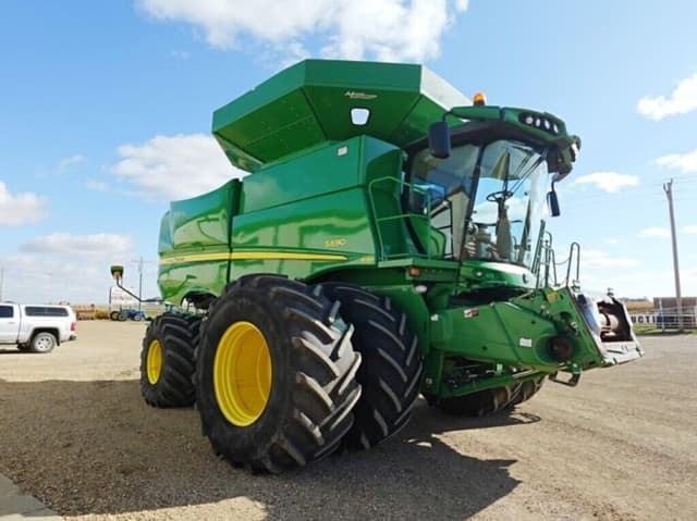 Image of John Deere S690 equipment image 2