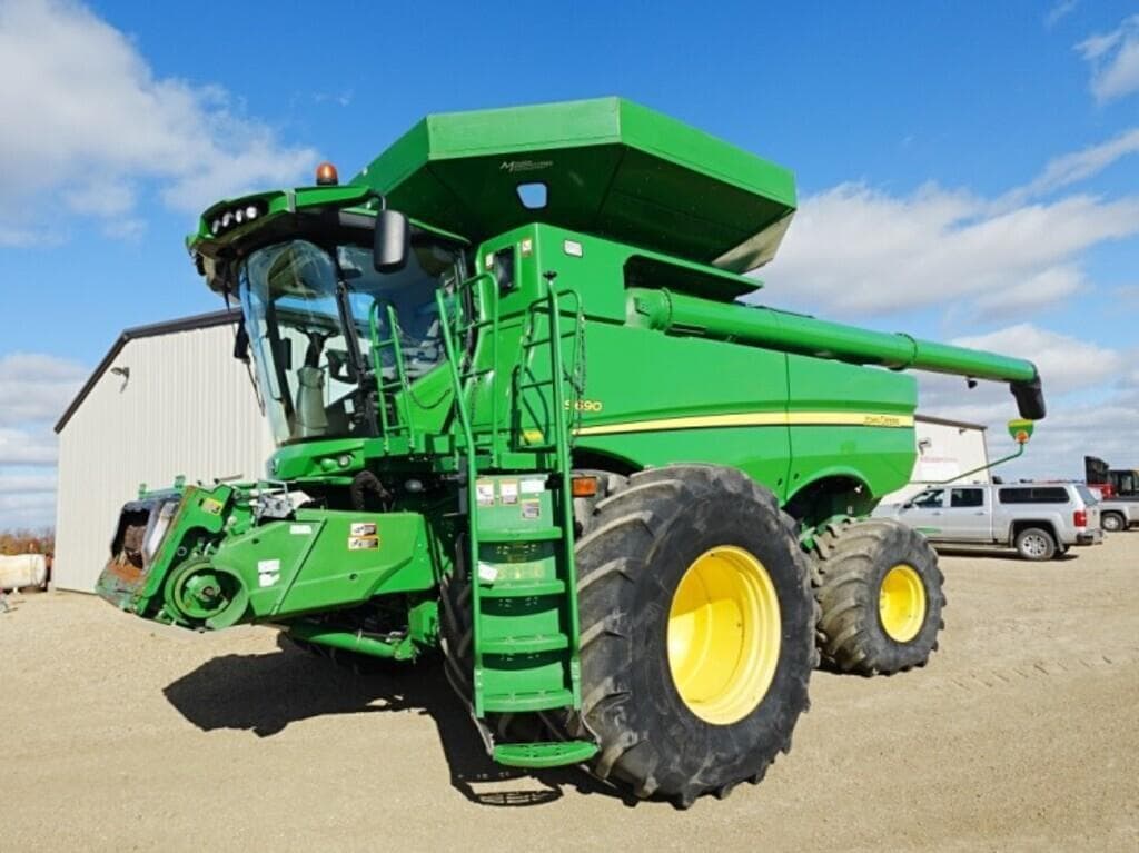 Image of John Deere S690 Primary image