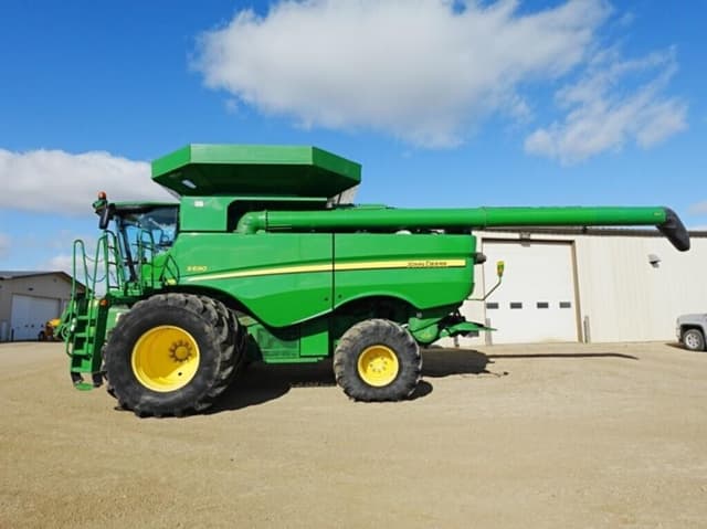 Image of John Deere S690 equipment image 1