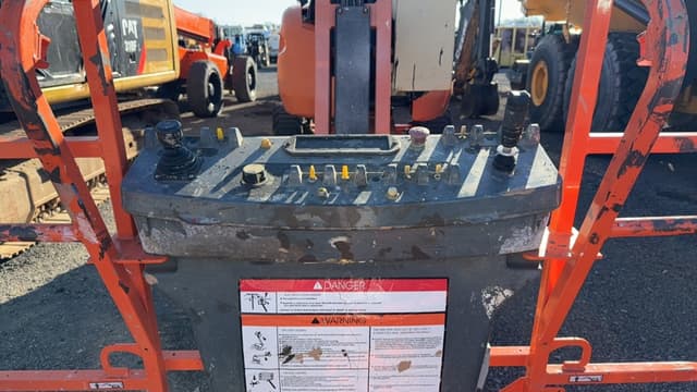 Image of JLG E450AJ equipment image 4