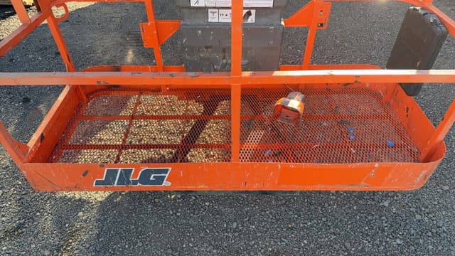 Image of JLG E450AJ equipment image 3