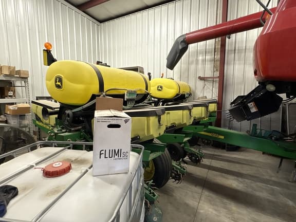 Image of John Deere 1760 Primary image