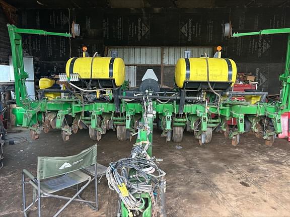 Image of John Deere 1760 equipment image 1