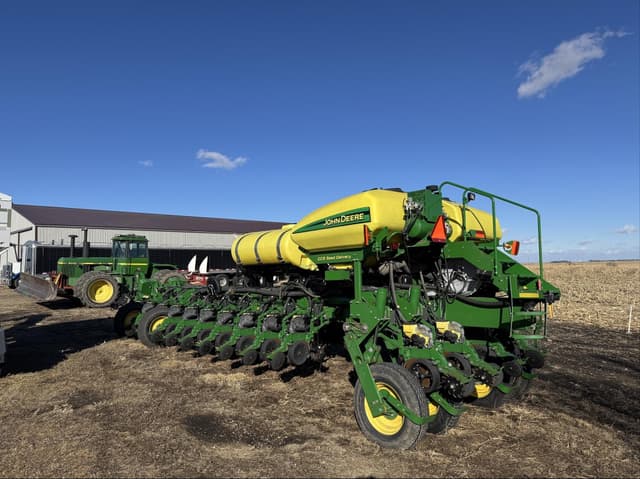 Image of John Deere 1770 equipment image 1