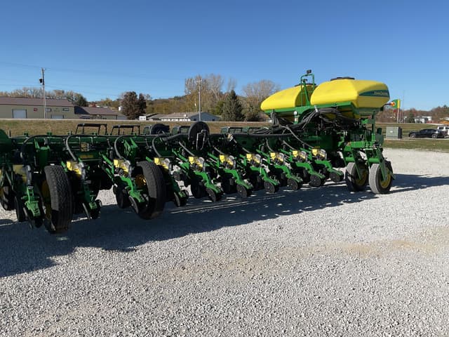 Image of John Deere 1770 equipment image 1