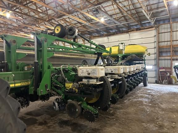 Image of John Deere 1770 equipment image 3