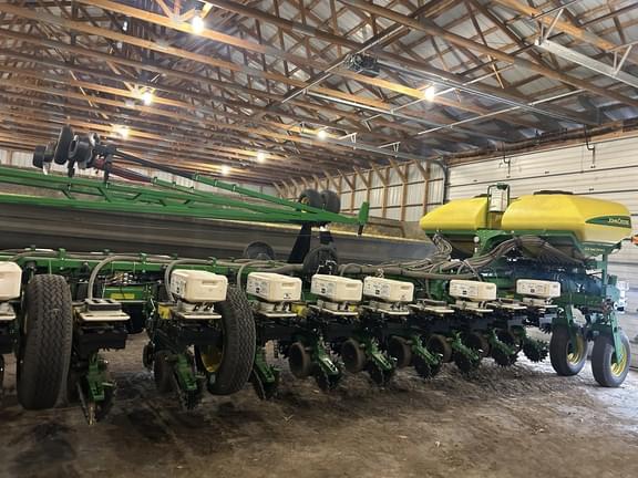 Image of John Deere 1770 equipment image 1