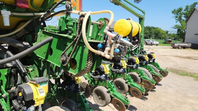 Image of John Deere 1770 equipment image 2