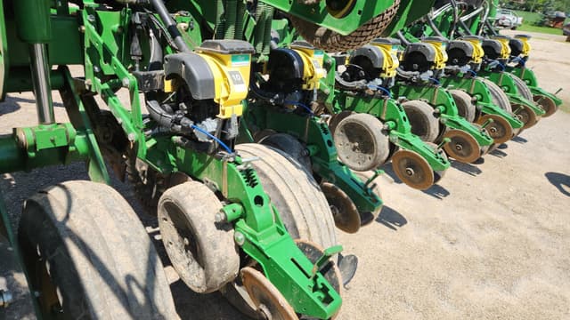Image of John Deere 1770 equipment image 1