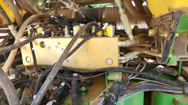 Image of John Deere 1770 equipment image 3