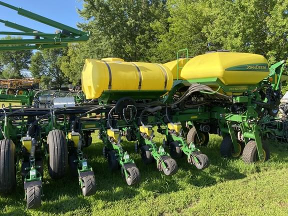 Image of John Deere 1770 equipment image 3