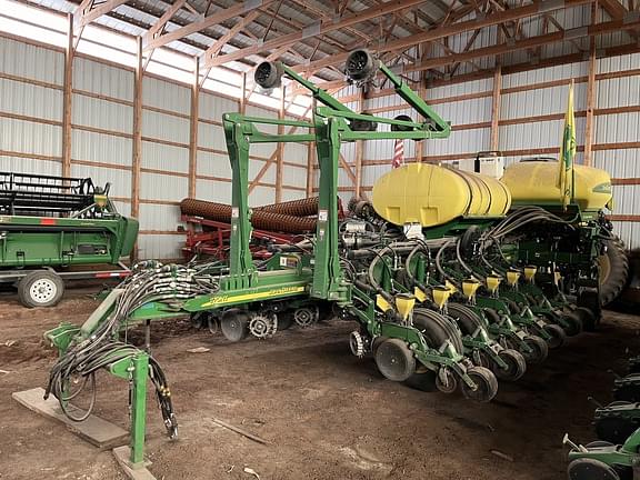 Image of John Deere 1770 equipment image 1
