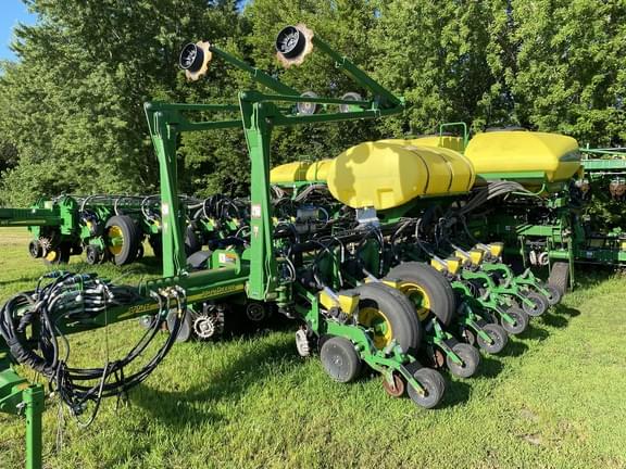 Image of John Deere 1770 equipment image 2