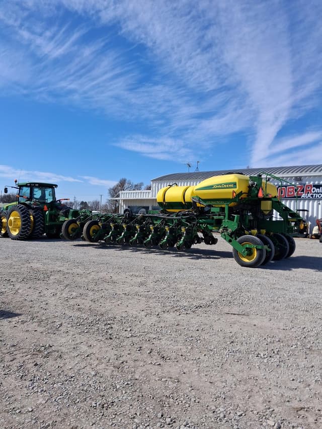 Image of John Deere 1770 equipment image 1