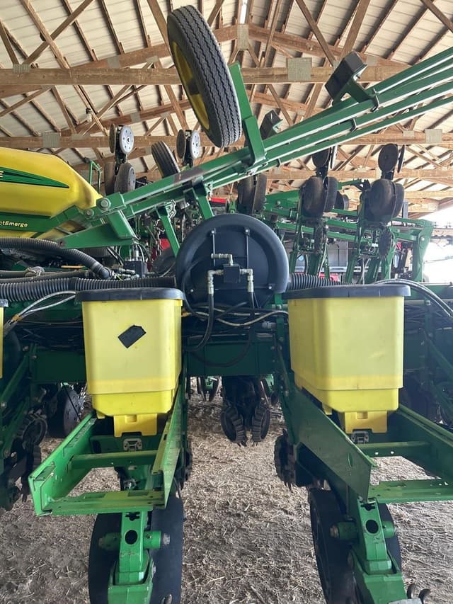 Image of John Deere 1770 equipment image 1