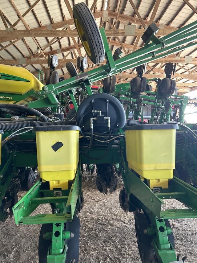 Image of John Deere 1770 equipment image 1