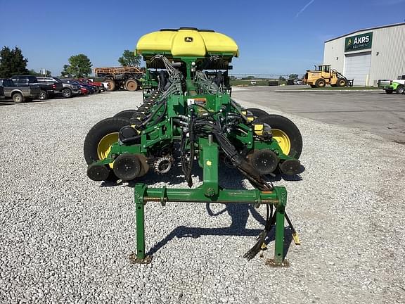 Image of John Deere 1770 equipment image 1