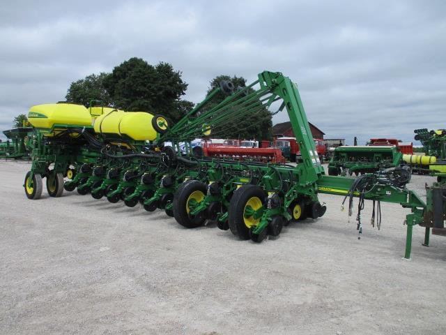 Image of John Deere 1770 equipment image 1