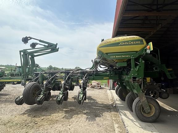 Image of John Deere 1770 equipment image 3