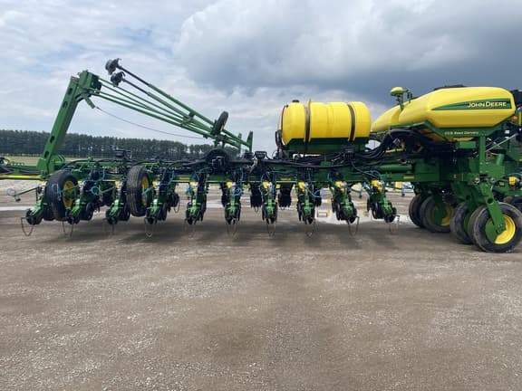 Image of John Deere 1770 equipment image 1