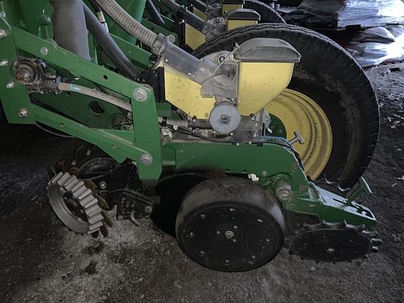 Image of John Deere 1770 equipment image 1