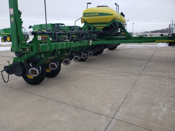 Image of John Deere 1770 equipment image 3