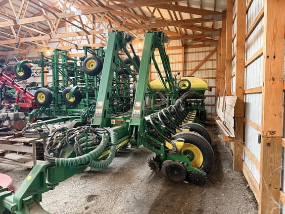 Image of John Deere 1770 equipment image 1