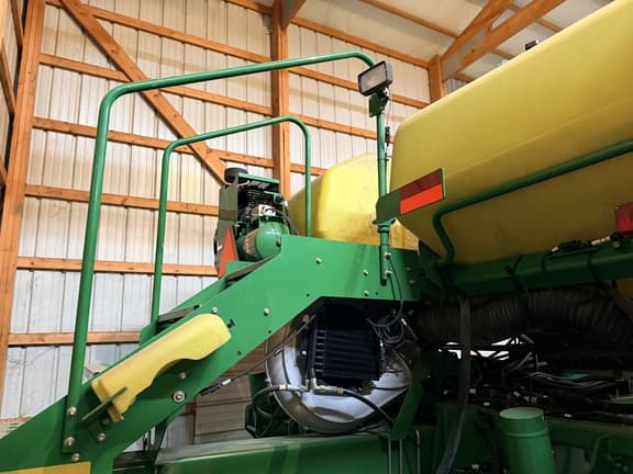 Image of John Deere 1770 equipment image 4