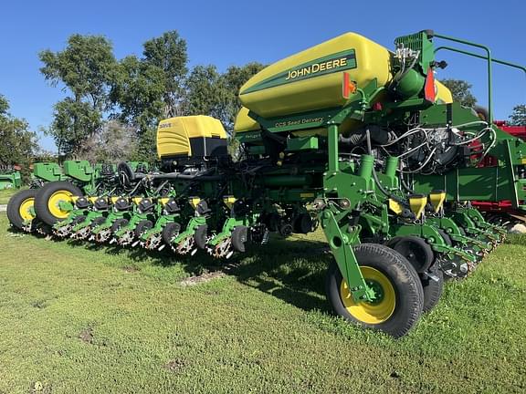Image of John Deere 1770 equipment image 3