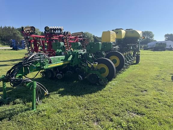 Image of John Deere 1770 equipment image 2