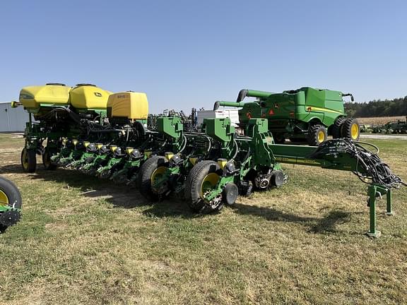 Image of John Deere 1770 equipment image 1