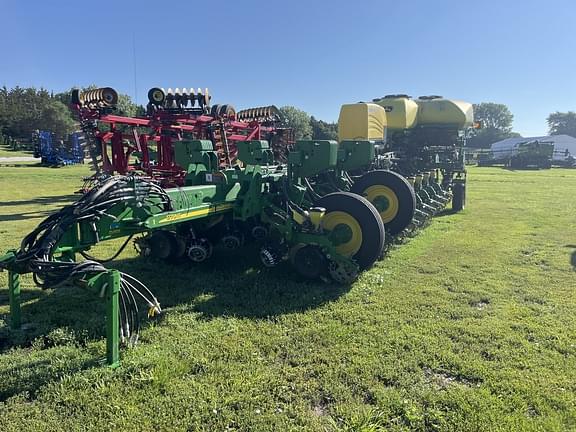 Image of John Deere 1770 equipment image 1