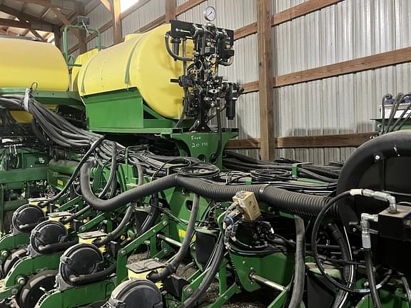 Image of John Deere 1770 equipment image 2