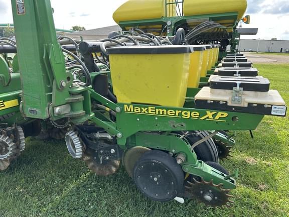 Image of John Deere 1770 equipment image 1
