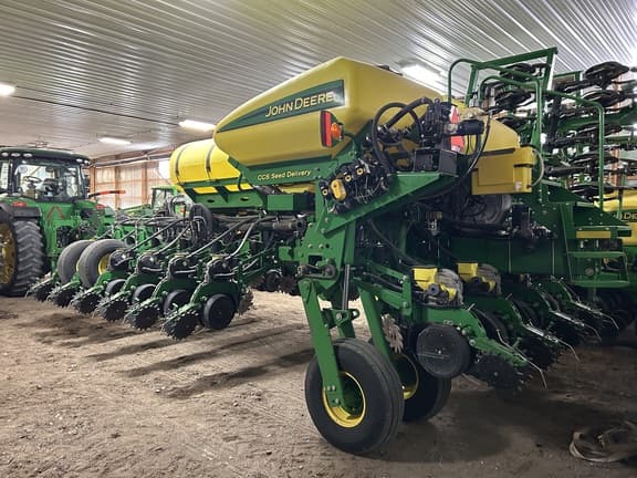 Image of John Deere 1770 equipment image 2