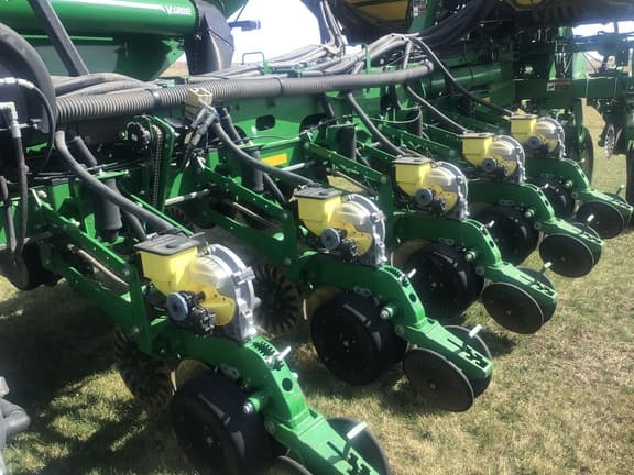 Image of John Deere 1770 equipment image 4