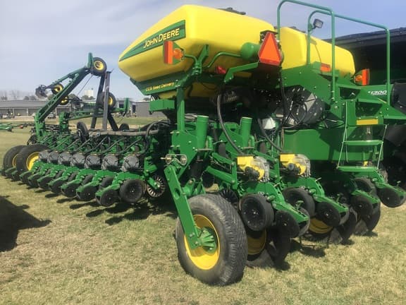 Image of John Deere 1770 equipment image 1