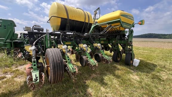 Image of John Deere 1770 equipment image 1