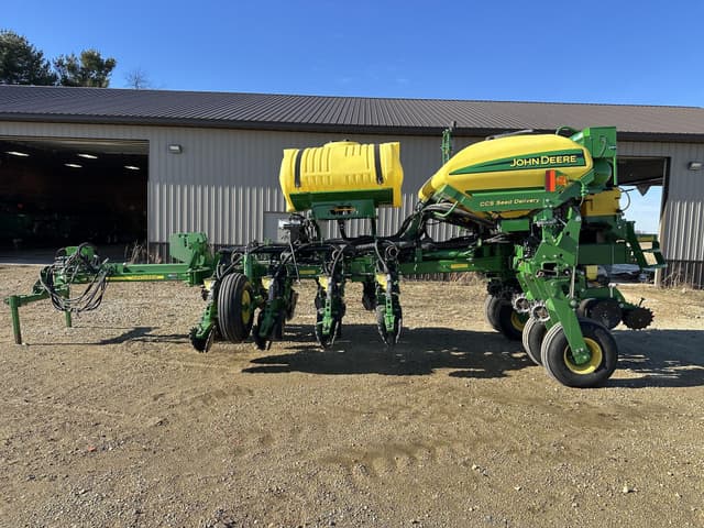Image of John Deere 1770 equipment image 1